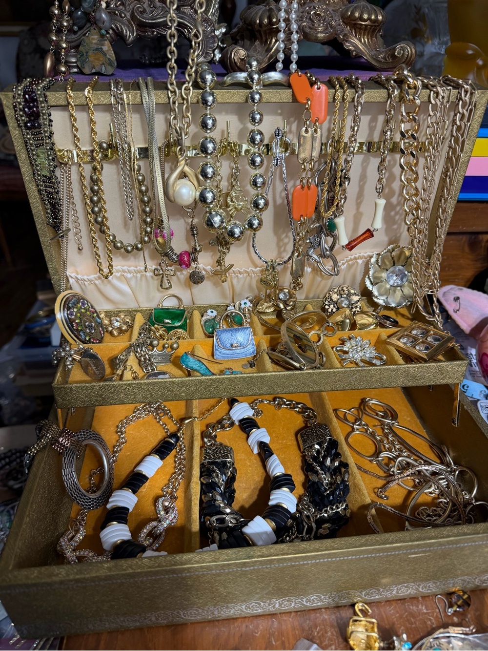 “ WONDERS FOUND “ VINTAGE JEWELRY FOR A POSHMARK SHOW AT 615PM ET GOLDEN NIGHT